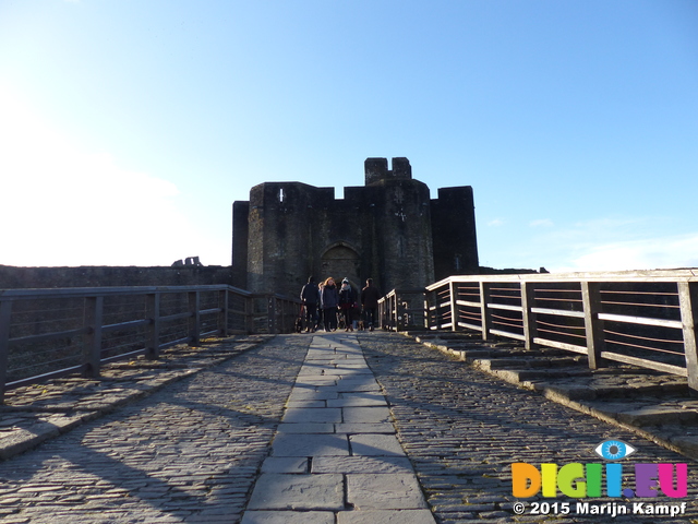 FZ011830 Entrance to Caerphilly Castle